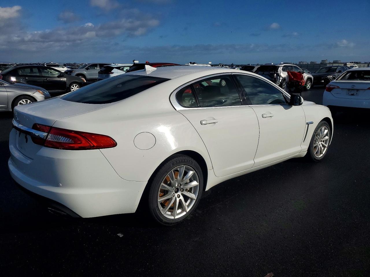 2013 JAGUAR XF photo 3