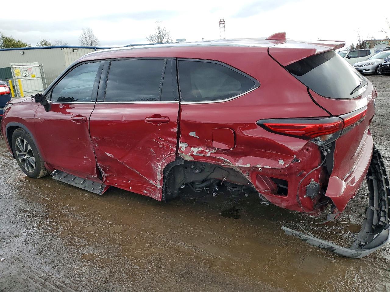 2021 TOYOTA HIGHLANDER XLE photo 2