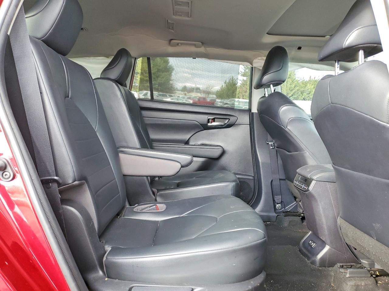 2021 TOYOTA HIGHLANDER XLE photo 11