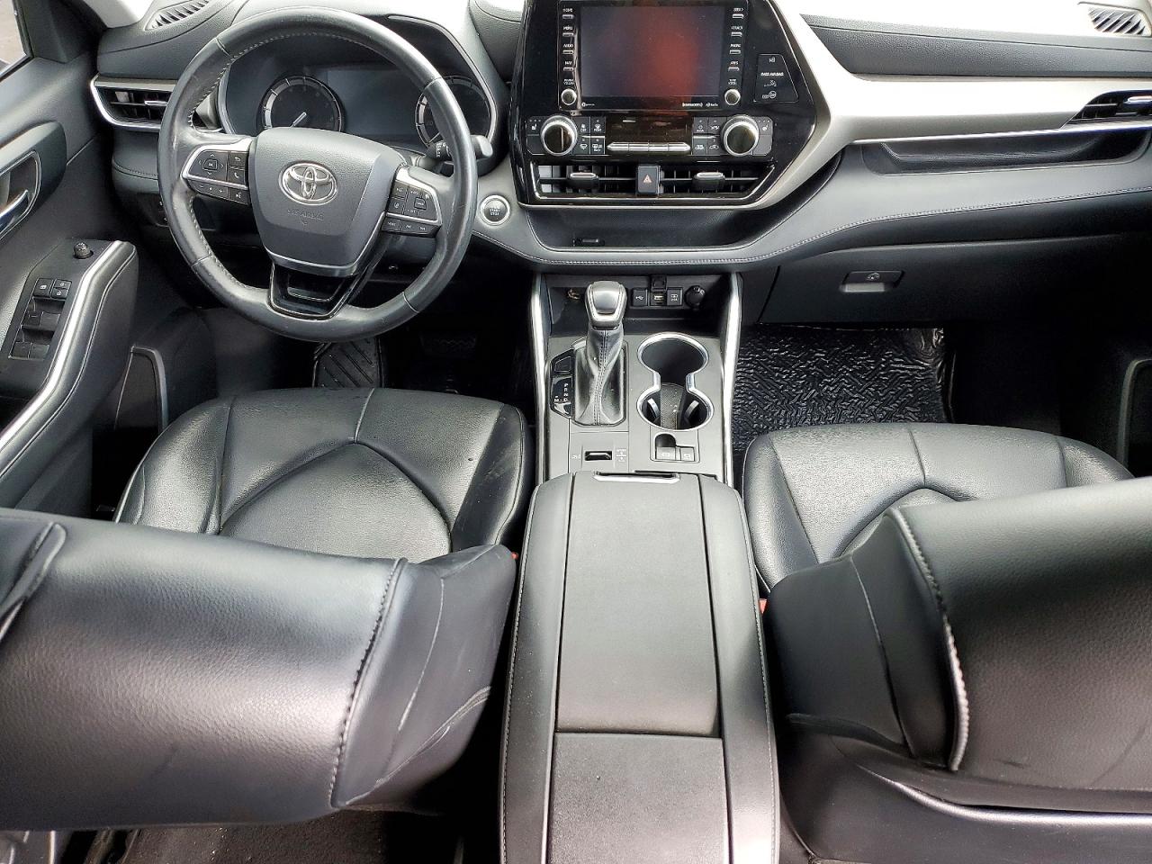 2021 TOYOTA HIGHLANDER XLE photo 8