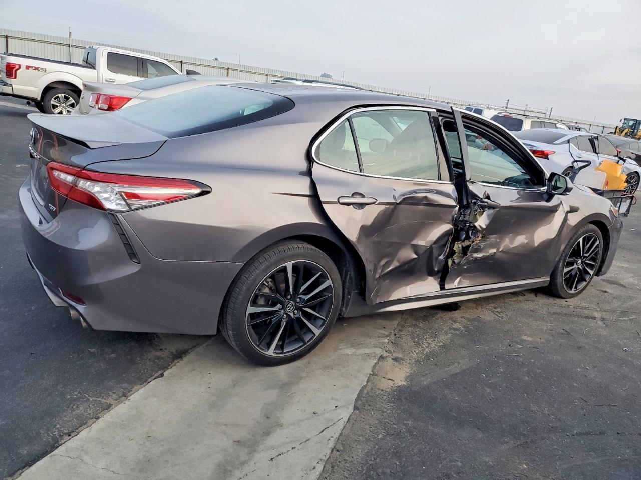 2018 TOYOTA CAMRY XSE photo 3