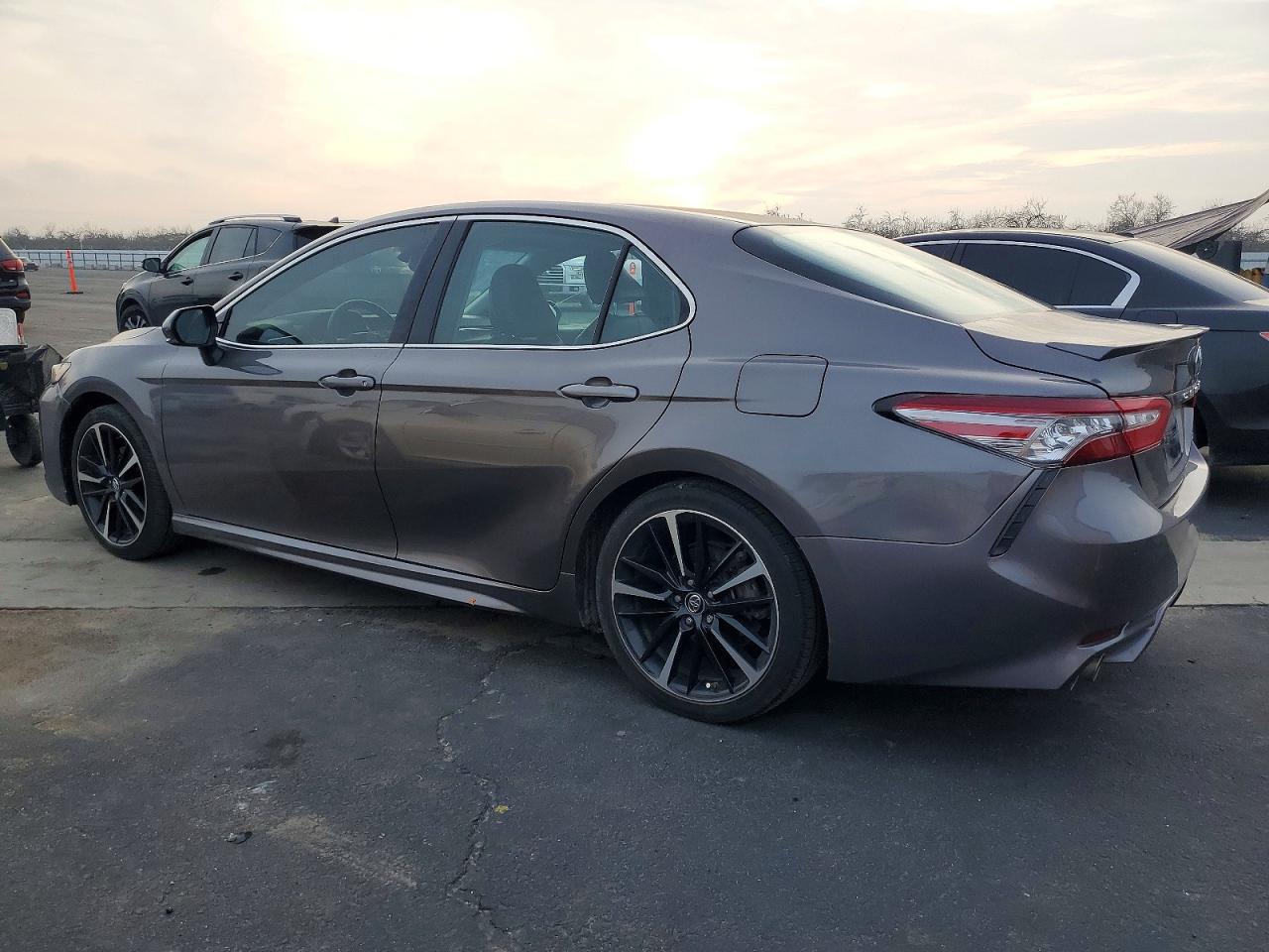 2018 TOYOTA CAMRY XSE photo 2