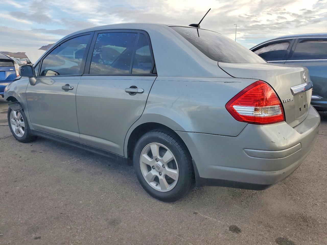 2011 NISSAN VERSA S photo 2