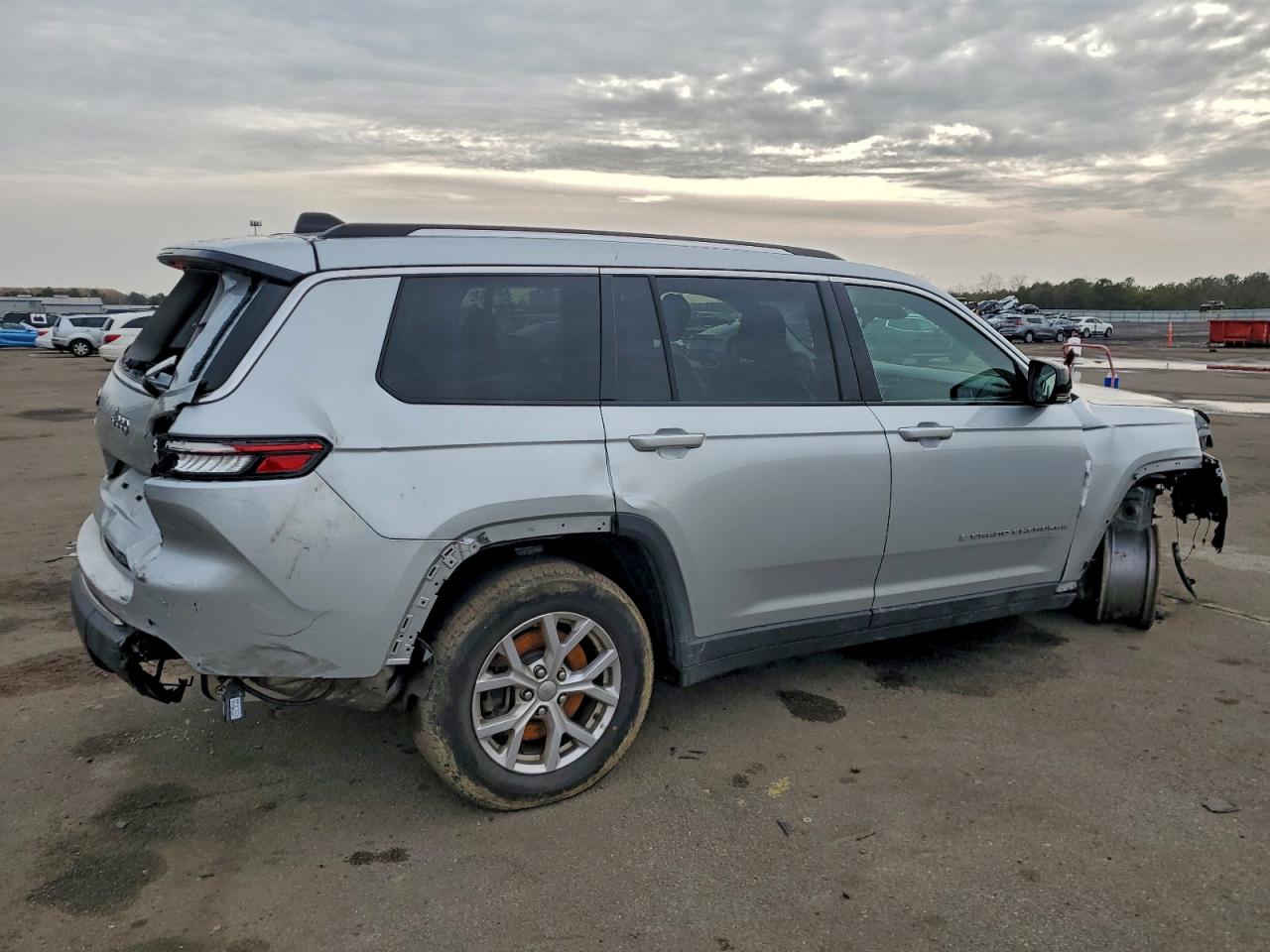 2022 JEEP GRAND CHEROKEE L LIMITED photo 3