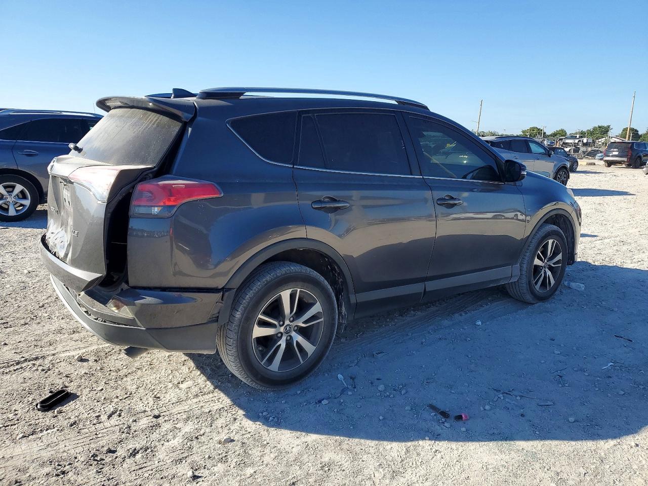 2017 TOYOTA RAV4 XLE photo 3