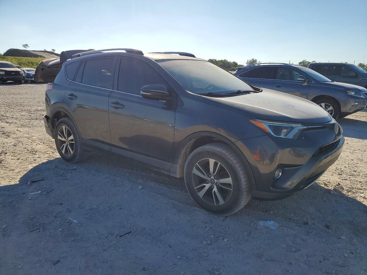 2017 TOYOTA RAV4 XLE photo 4