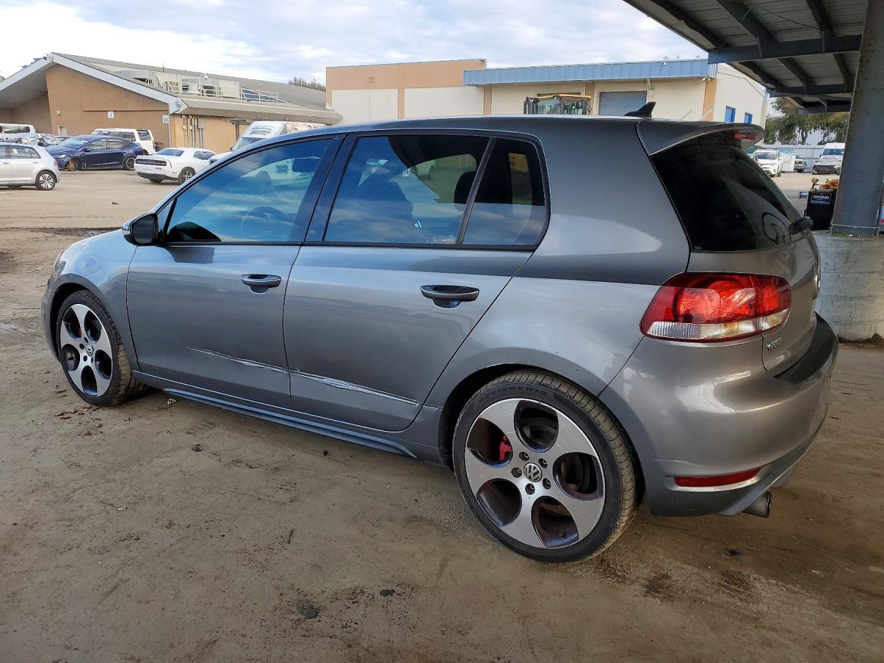 2011 VOLKSWAGEN GTI photo 2