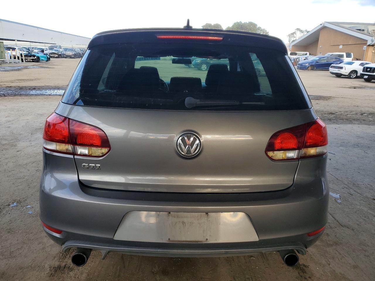 2011 VOLKSWAGEN GTI photo 6