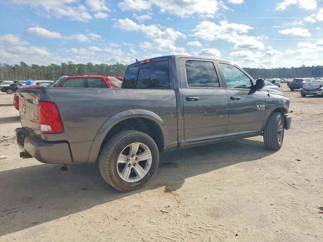 2015 RAM 1500 SLT photo 3
