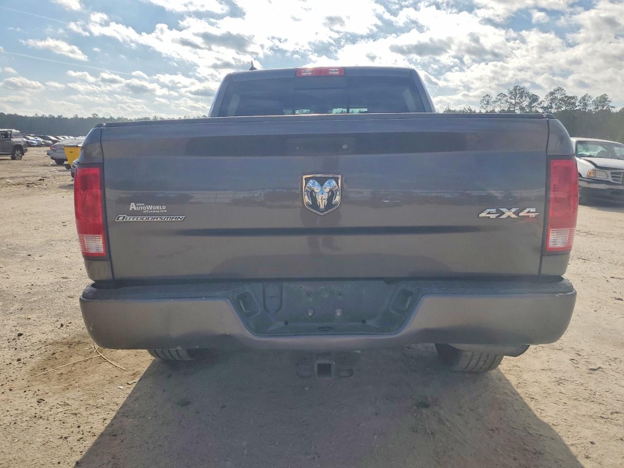 2015 RAM 1500 SLT photo 6