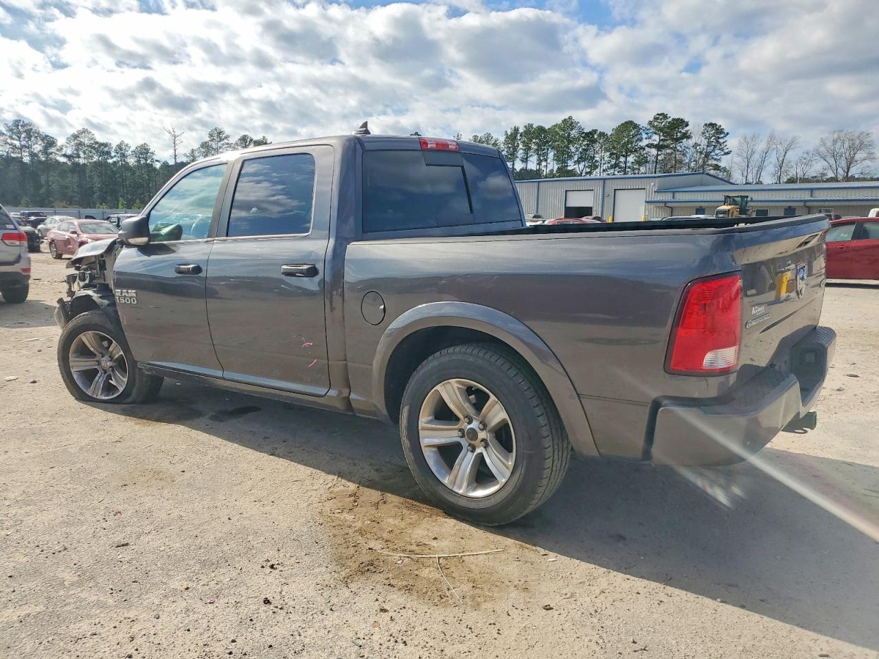 2015 RAM 1500 SLT photo 2