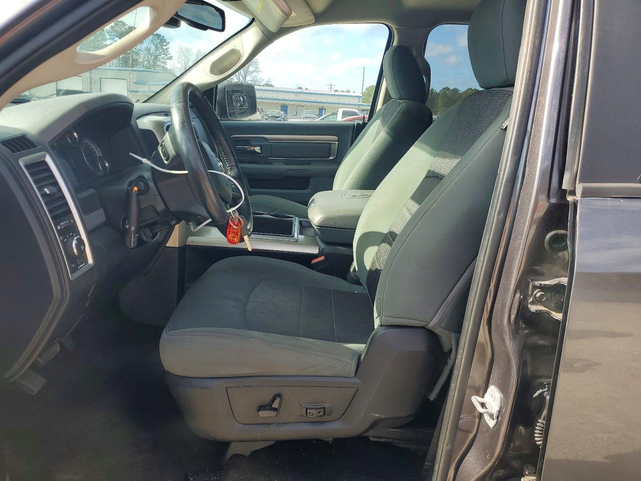 2015 RAM 1500 SLT photo 7