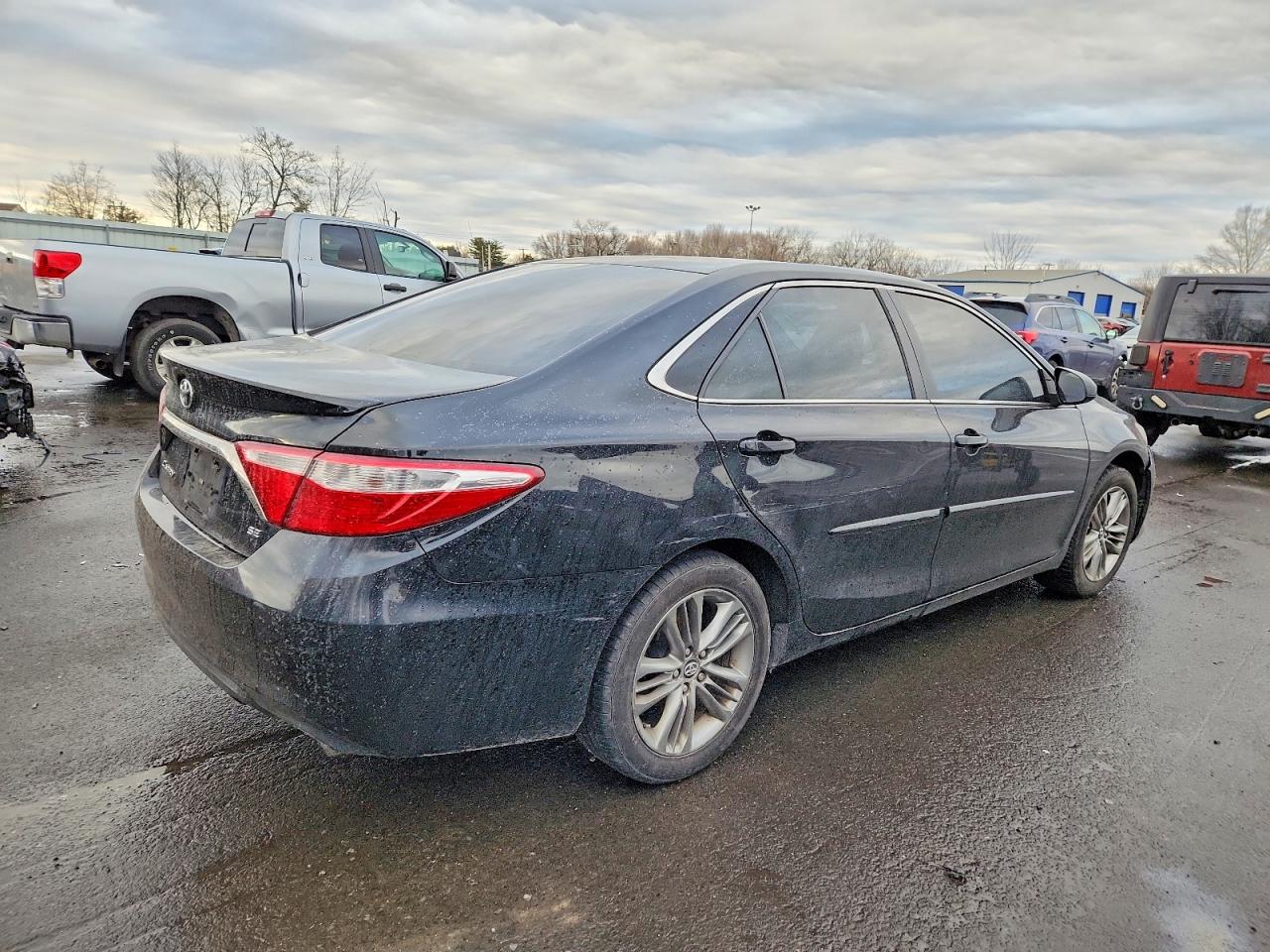 2017 TOYOTA CAMRY LE photo 3