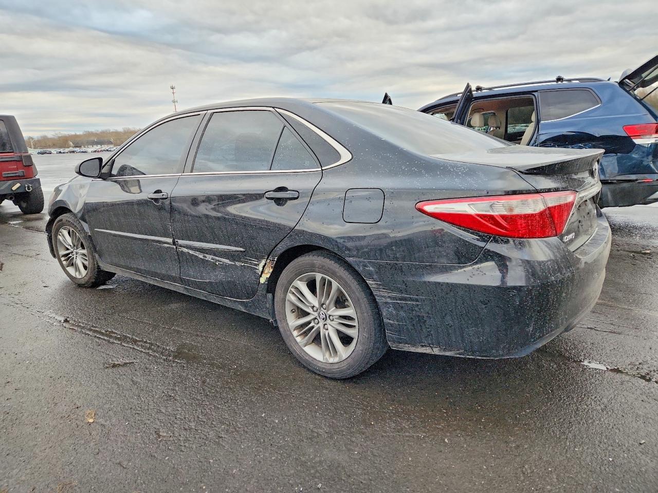 2017 TOYOTA CAMRY LE photo 2