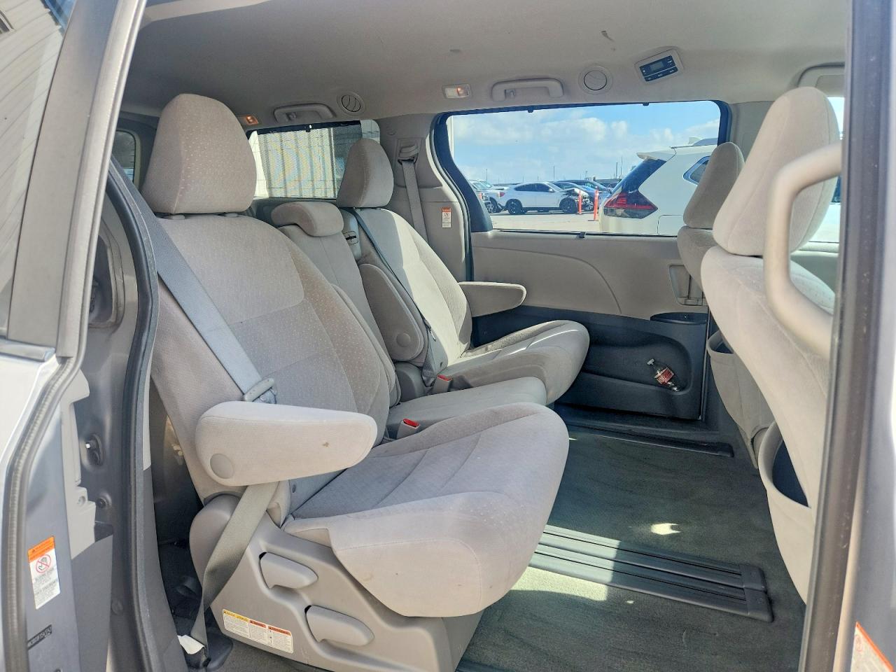 2015 TOYOTA SIENNA LE photo 11