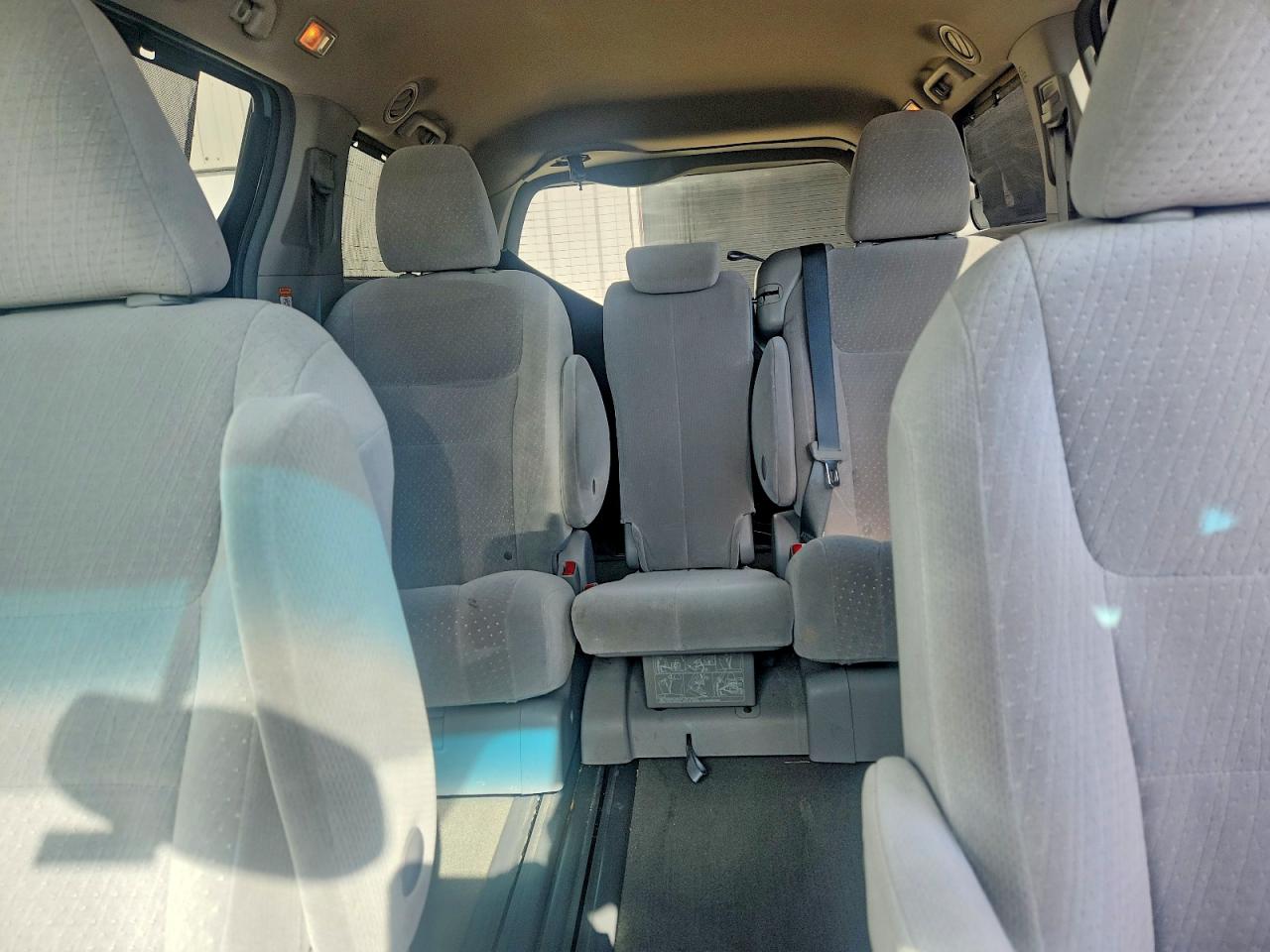 2015 TOYOTA SIENNA LE photo 10