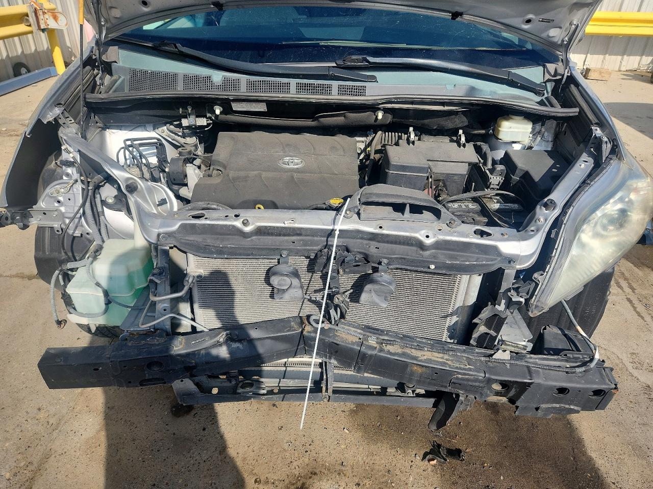 2015 TOYOTA SIENNA LE photo 12