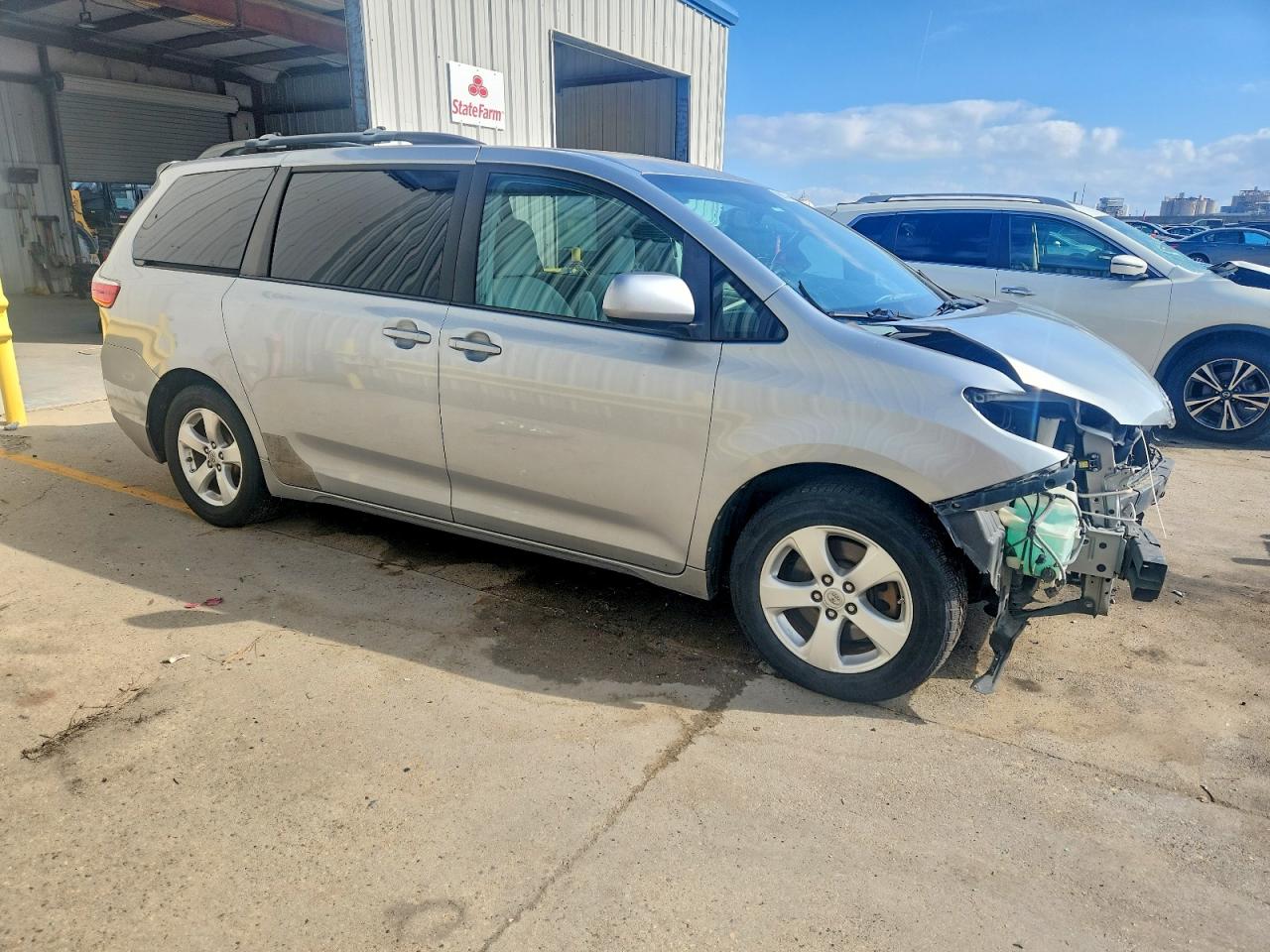2015 TOYOTA SIENNA LE photo 4