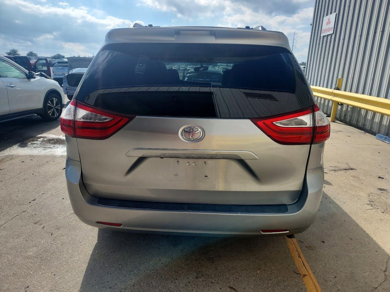 2015 TOYOTA SIENNA LE photo 6
