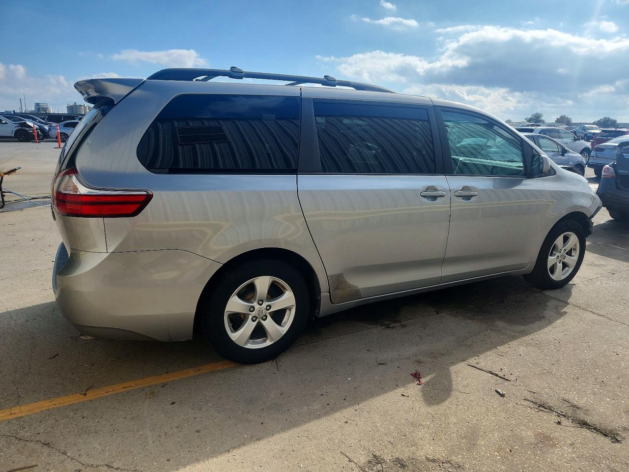2015 TOYOTA SIENNA LE photo 3