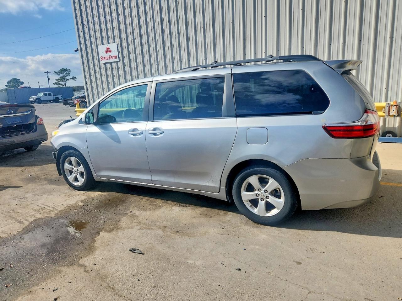 2015 TOYOTA SIENNA LE photo 2