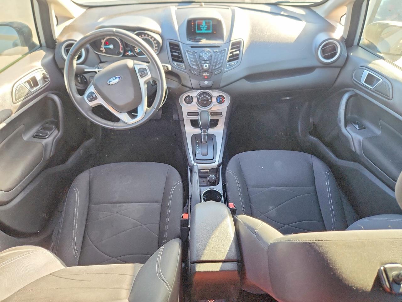 2016 FORD FIESTA SE photo 8