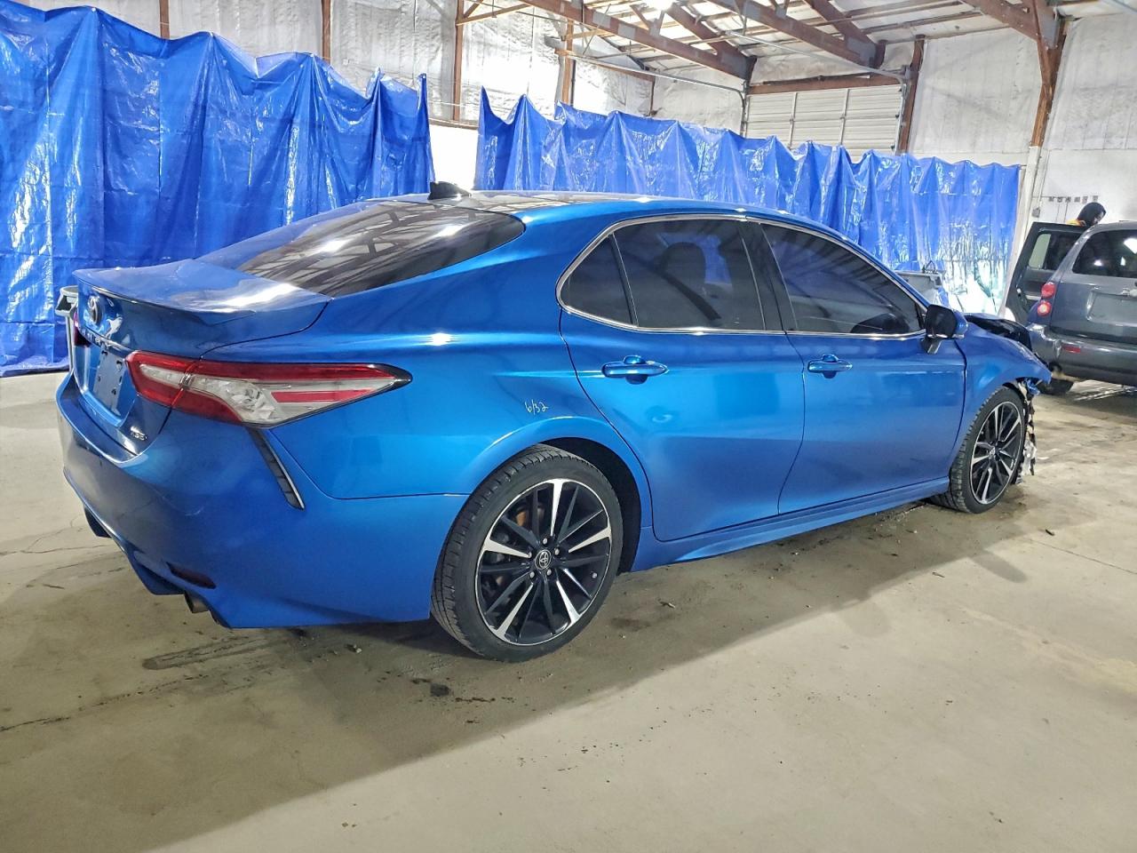 2018 TOYOTA CAMRY XSE photo 3