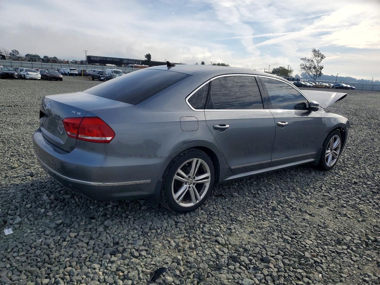 2015 VOLKSWAGEN PASSAT SE photo 3