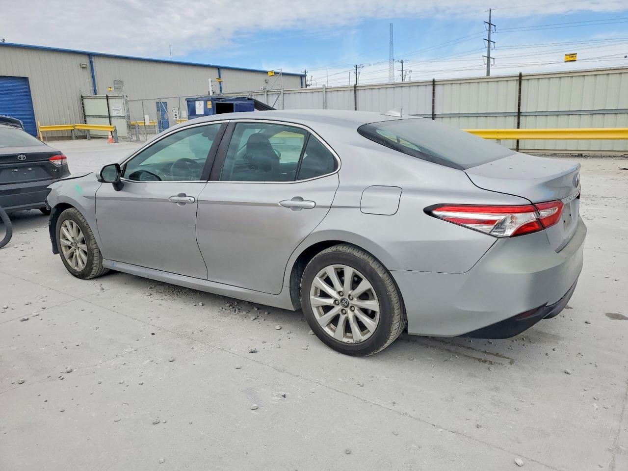 2020 TOYOTA CAMRY LE photo 2