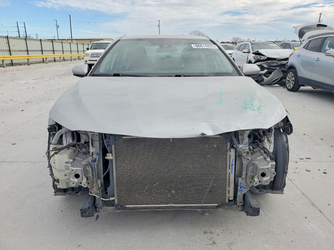 2020 TOYOTA CAMRY LE photo 5