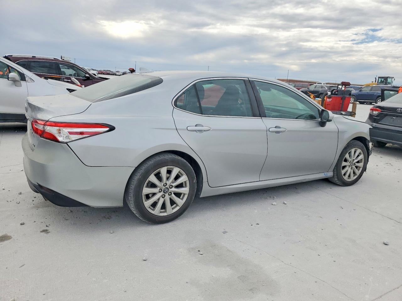2020 TOYOTA CAMRY LE photo 3