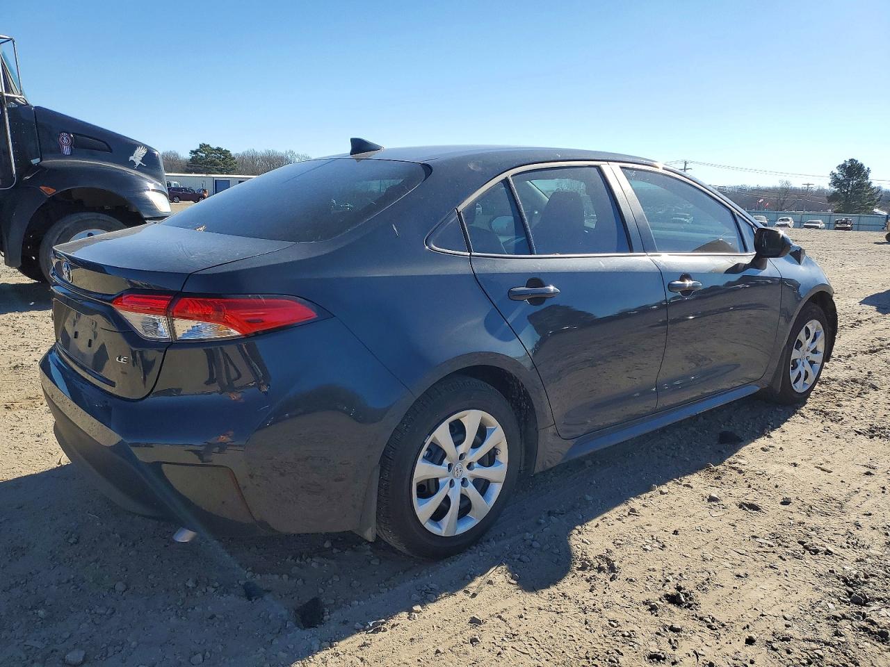 2025 TOYOTA COROLLA LE photo 3