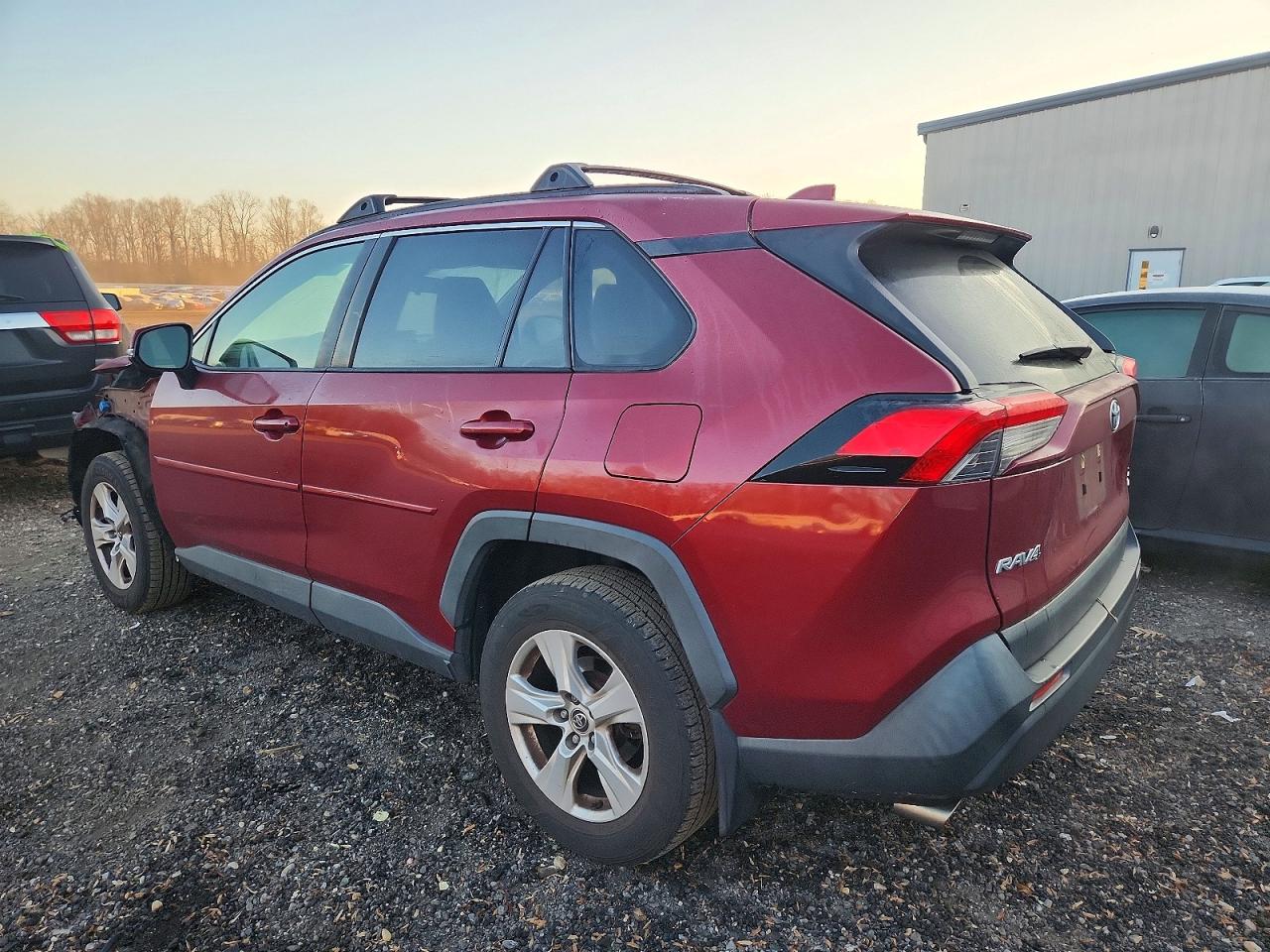 2019 TOYOTA RAV4 XLE photo 2