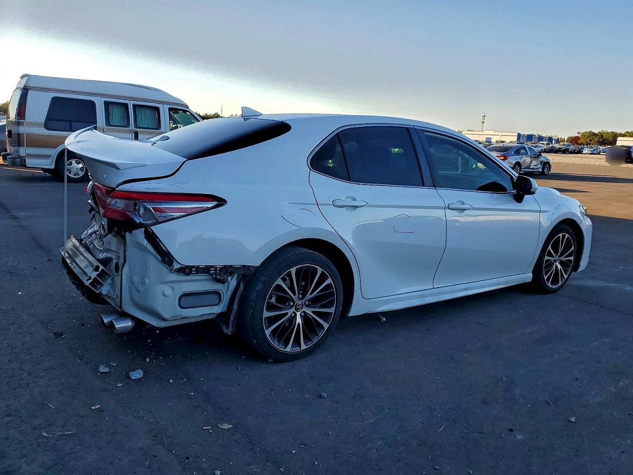 2019 TOYOTA CAMRY photo 3
