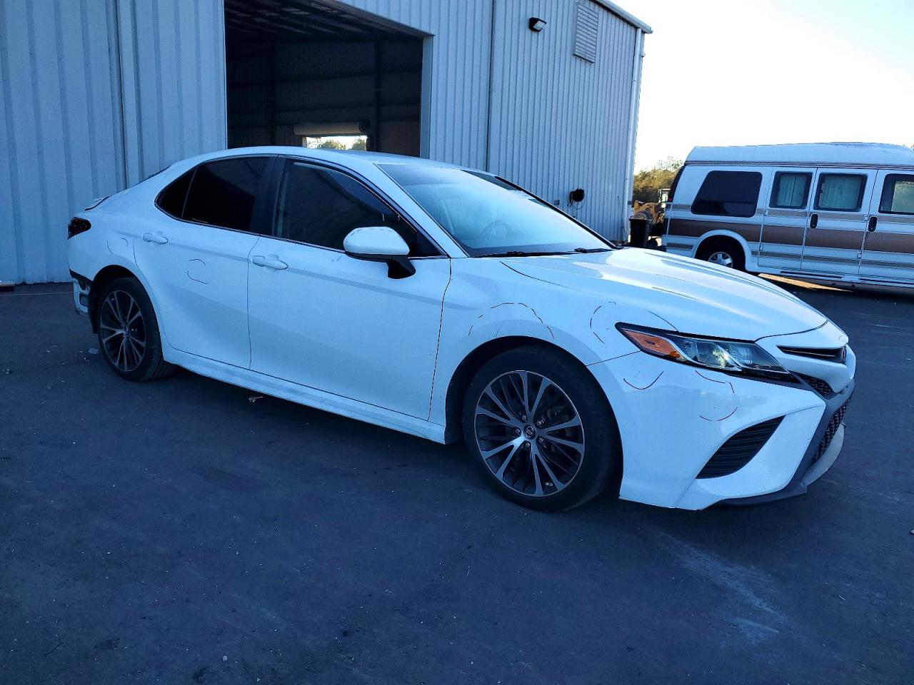 2019 TOYOTA CAMRY photo 4