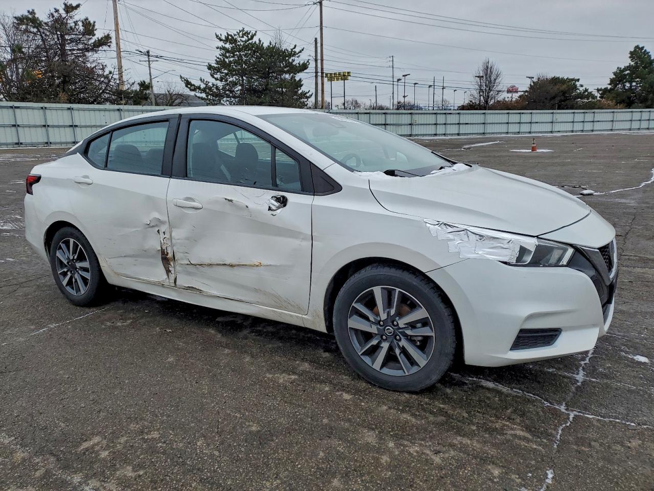2021 NISSAN VERSA SV photo 4