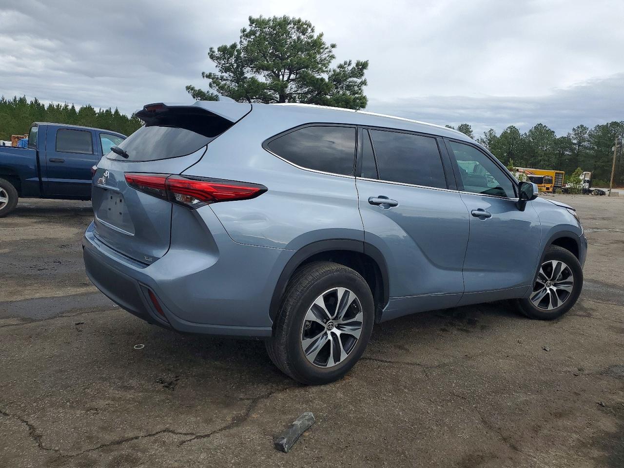 2021 TOYOTA HIGHLANDER XLE photo 3
