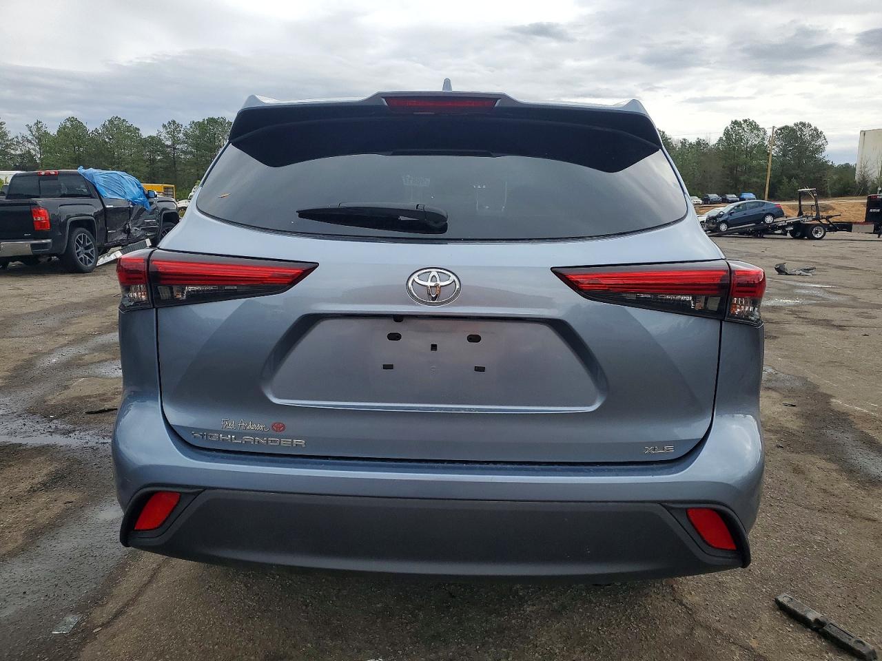 2021 TOYOTA HIGHLANDER XLE photo 6