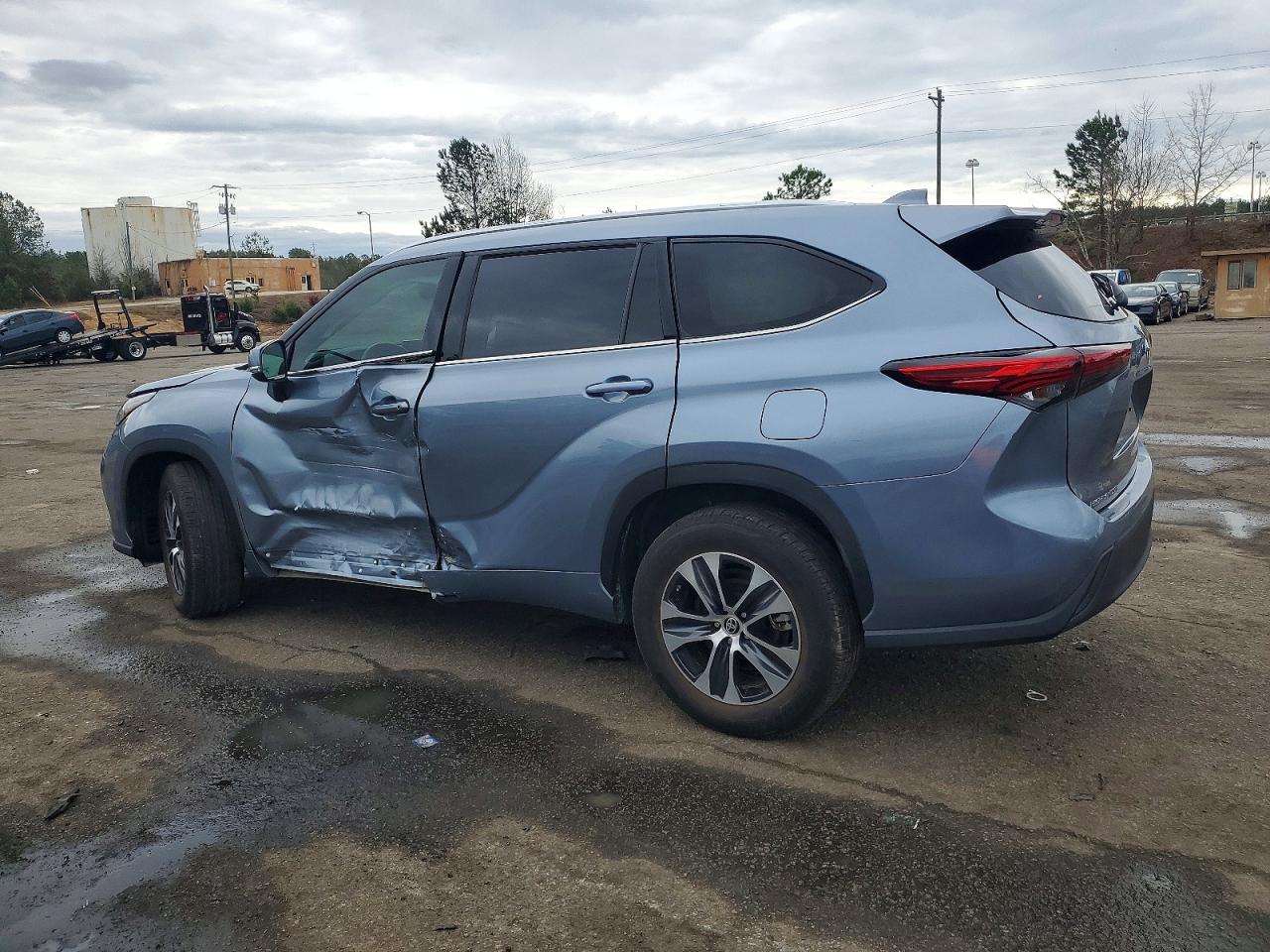 2021 TOYOTA HIGHLANDER XLE photo 2