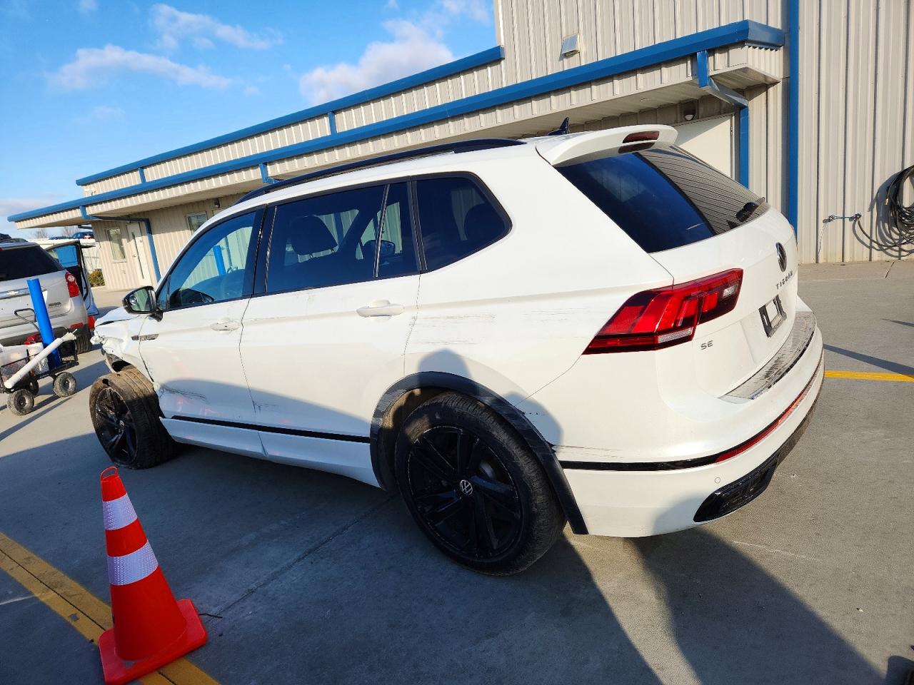 2024 VOLKSWAGEN TIGUAN SE R-LINE BLACK photo 5
