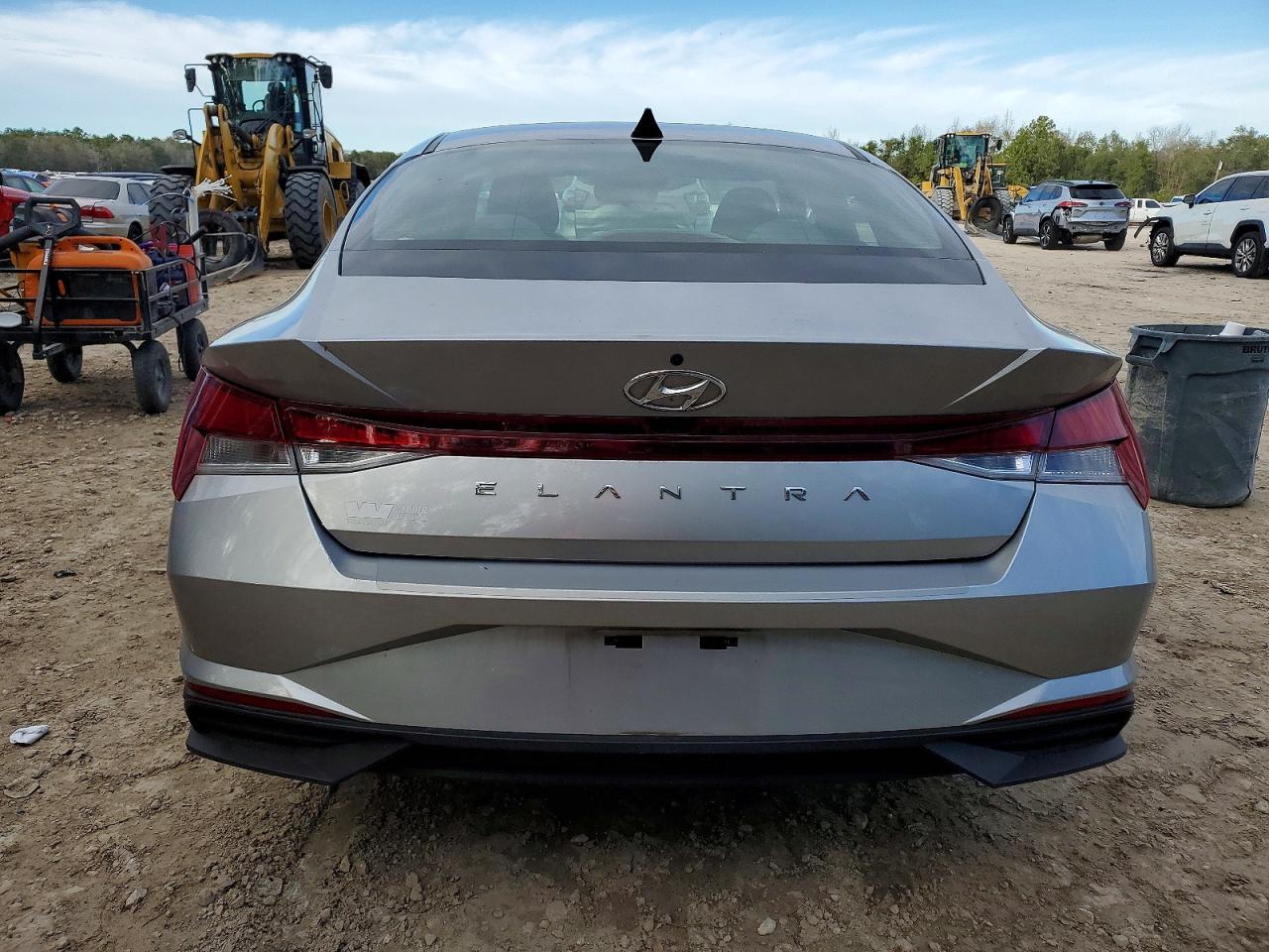 2023 HYUNDAI ELANTRA SEL photo 6