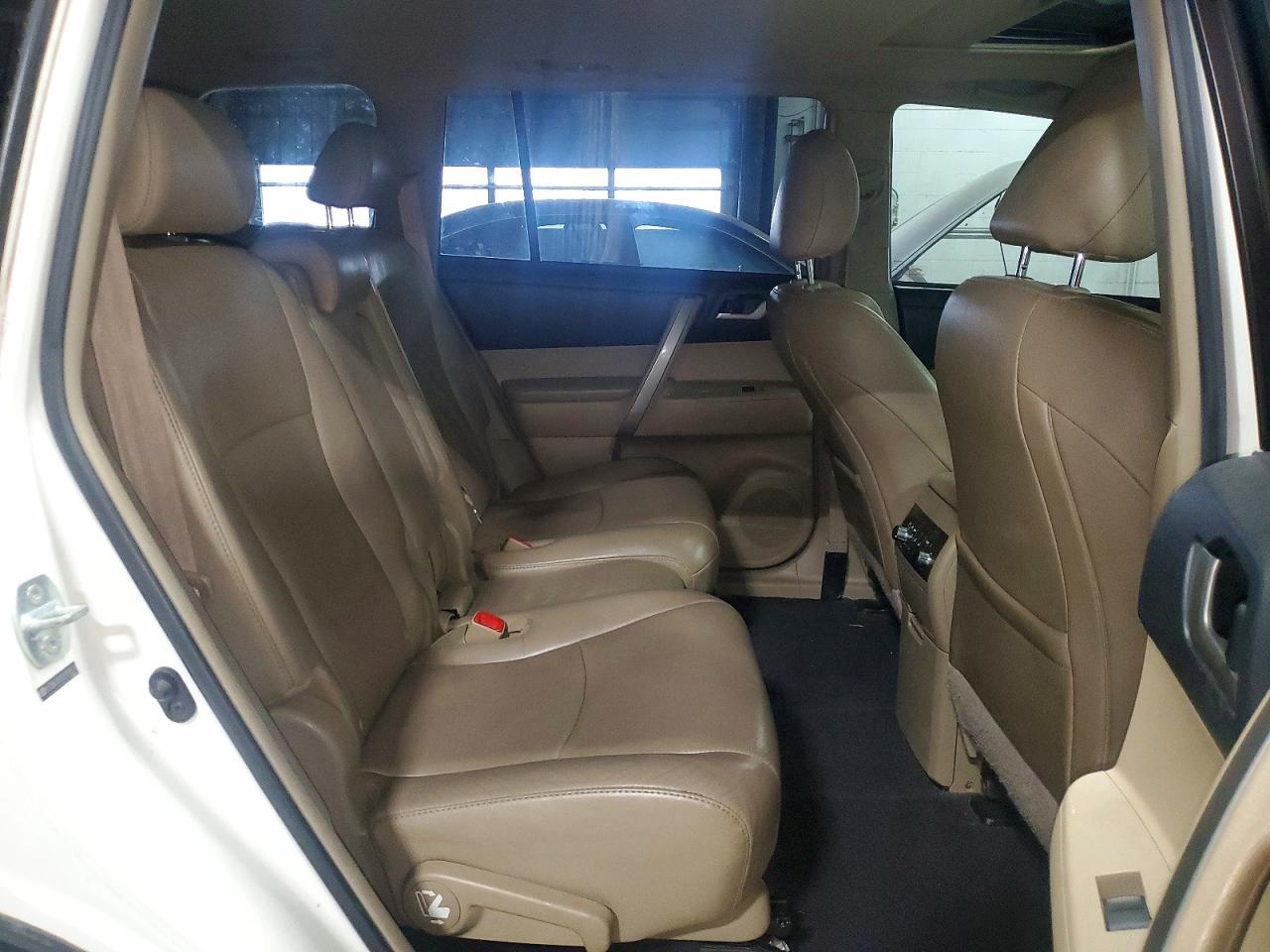 2012 TOYOTA HIGHLANDER BASE photo 11