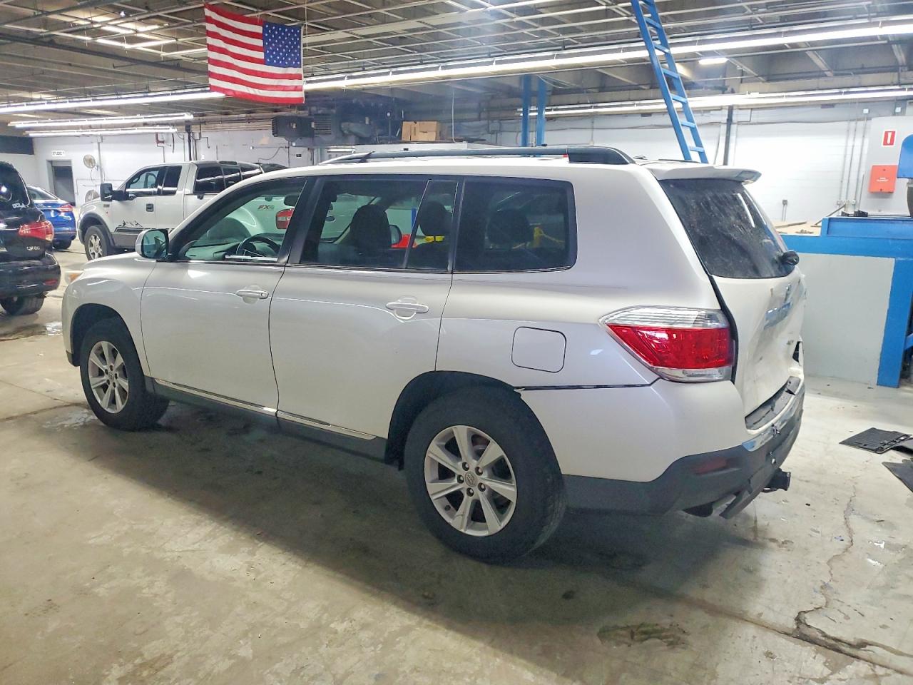 2012 TOYOTA HIGHLANDER BASE photo 2