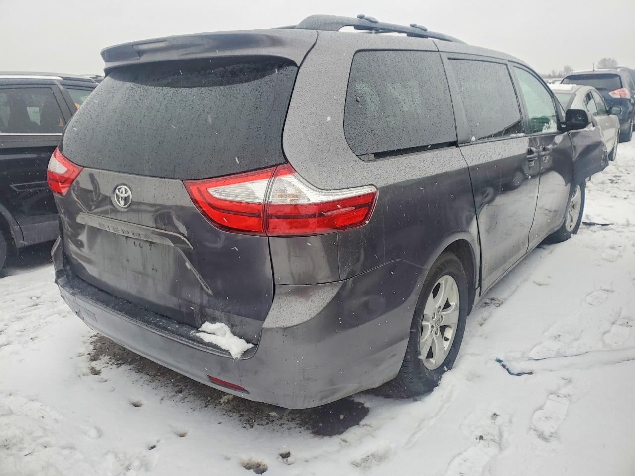 2015 TOYOTA SIENNA LE photo 3