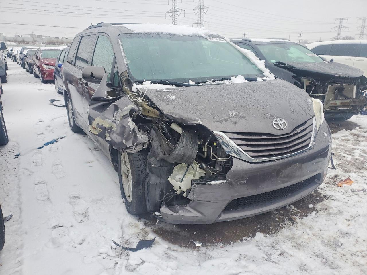 2015 TOYOTA SIENNA LE photo 4