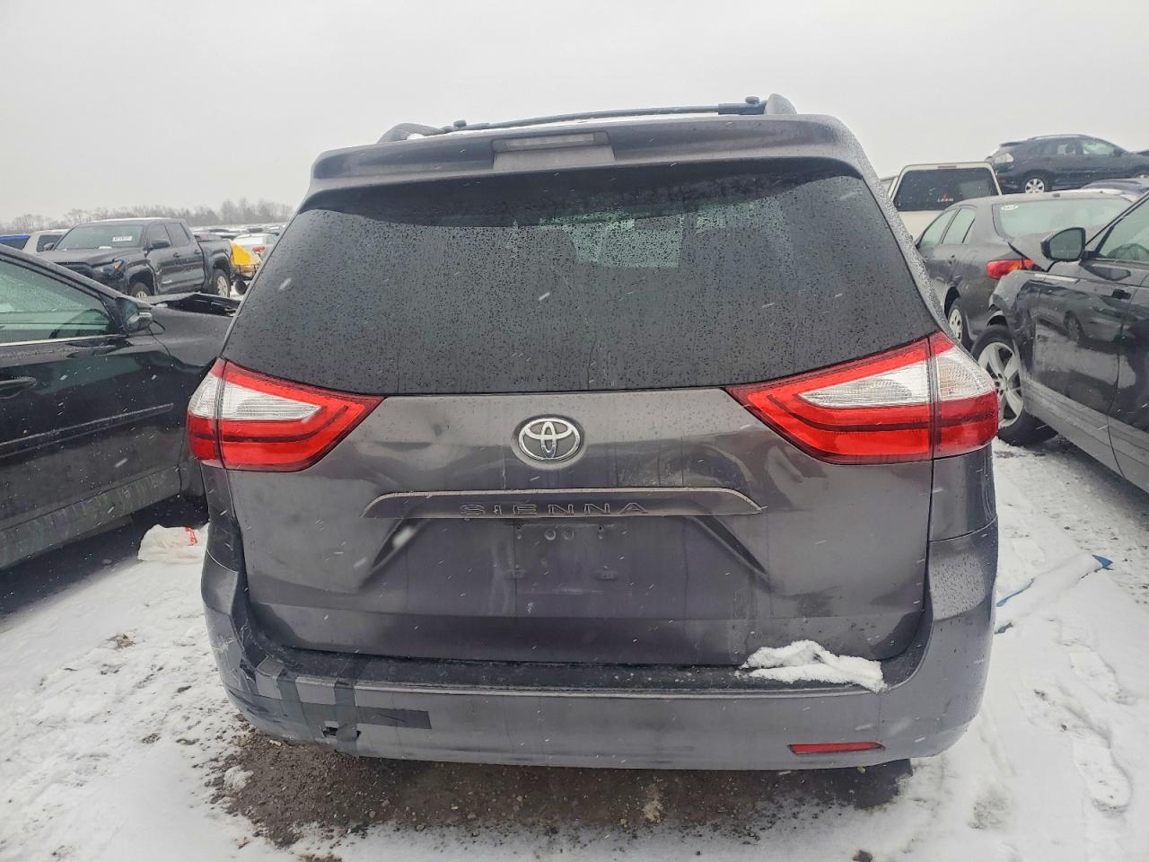 2015 TOYOTA SIENNA LE photo 6