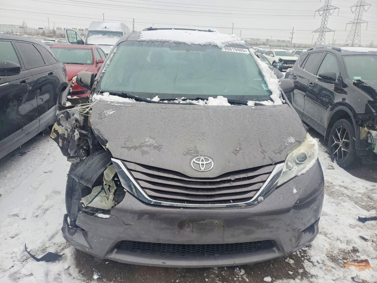 2015 TOYOTA SIENNA LE photo 5