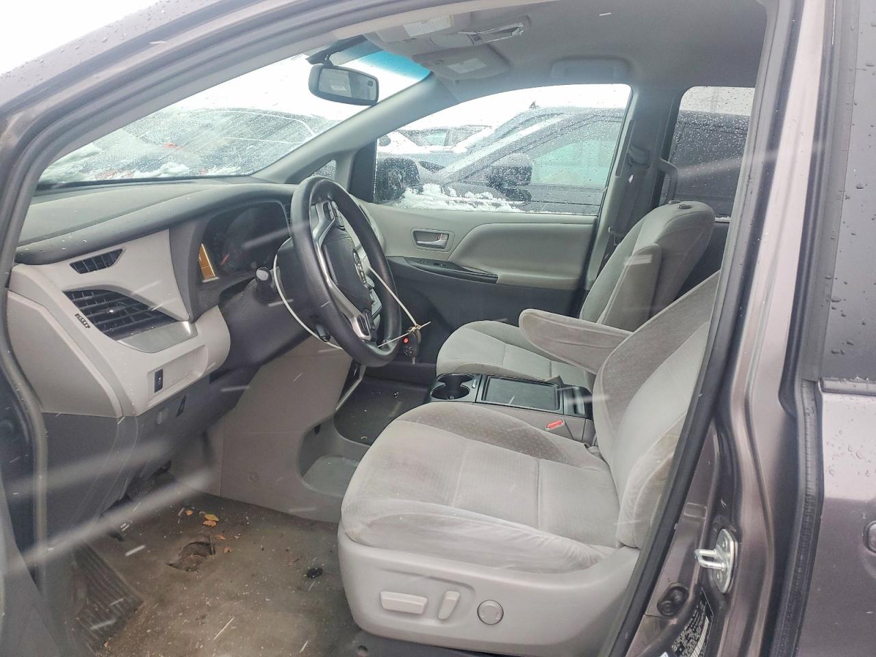2015 TOYOTA SIENNA LE photo 7