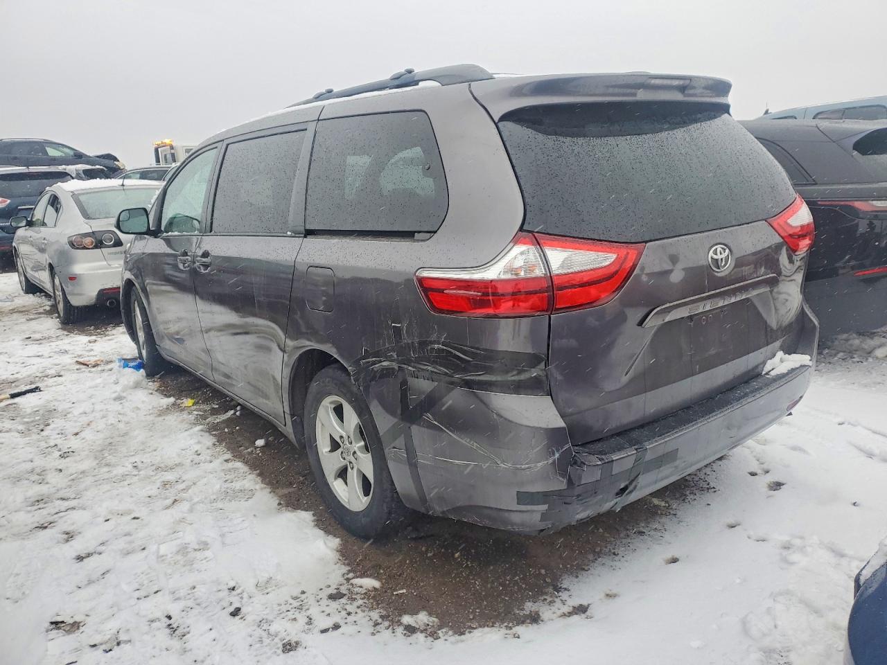 2015 TOYOTA SIENNA LE photo 2