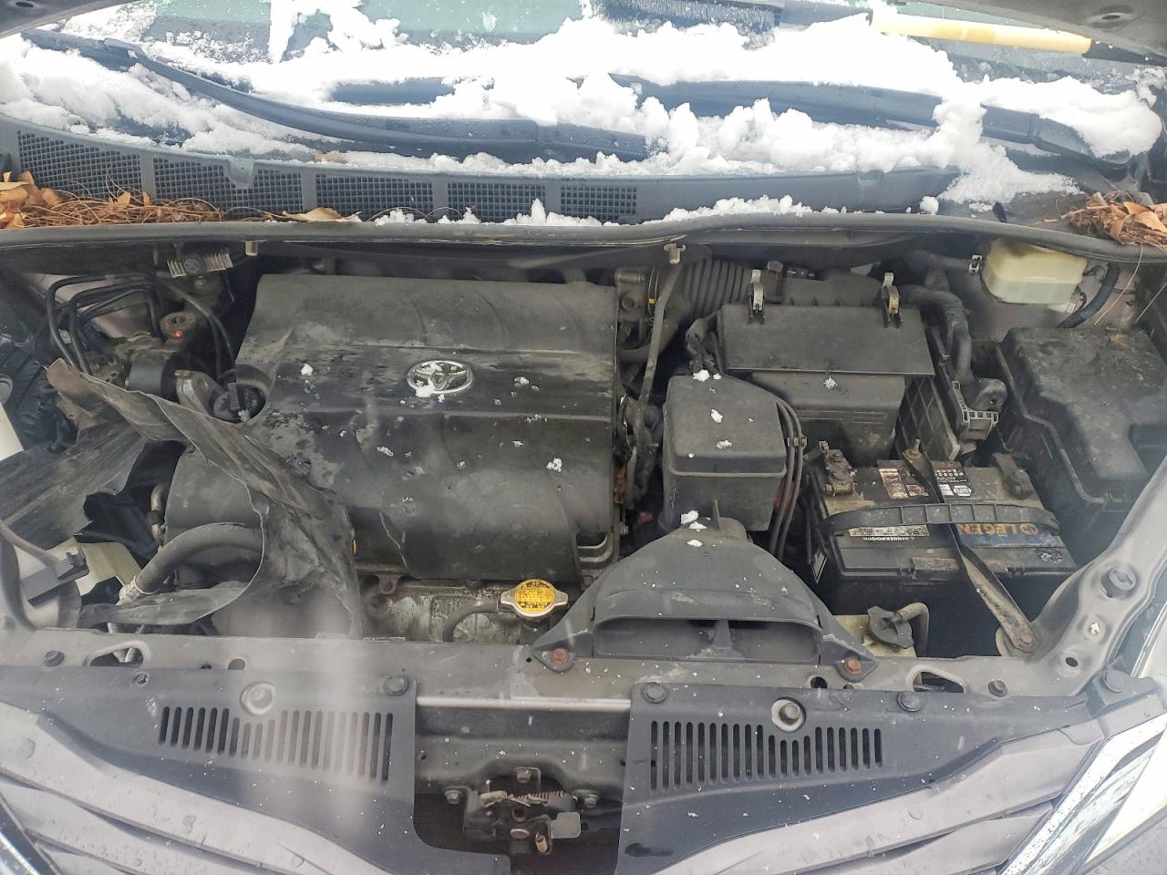 2015 TOYOTA SIENNA LE photo 12